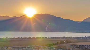Panorama mahsulü Utah Gölü 'nün üstündeki dağların üzerinde gün doğumu