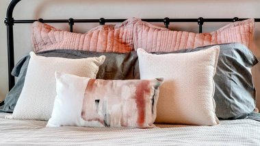 Yatak odasındaki siyah metal yatak başlığına yumuşak yastıklı Panorama Yatağı