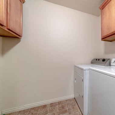 İç çamaşır makinesi ve kurutma makinesiyle iç çamaşır makinası.