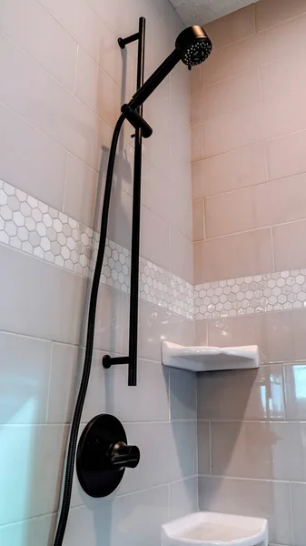 Vertikal svart runt duschhuvud och handtag inne i promenaden i badrum duschkabin — Stockfoto