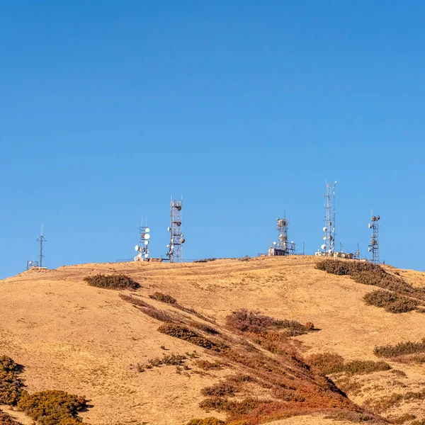 Náměstí Komunikační věže na vrcholu hory denní světlo — Stock fotografie