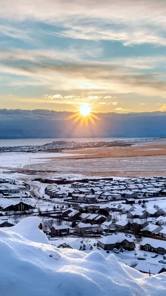 Cornice verticale Bella alba a Draper Utah con colline innevate lago e case in inverno — Foto Stock