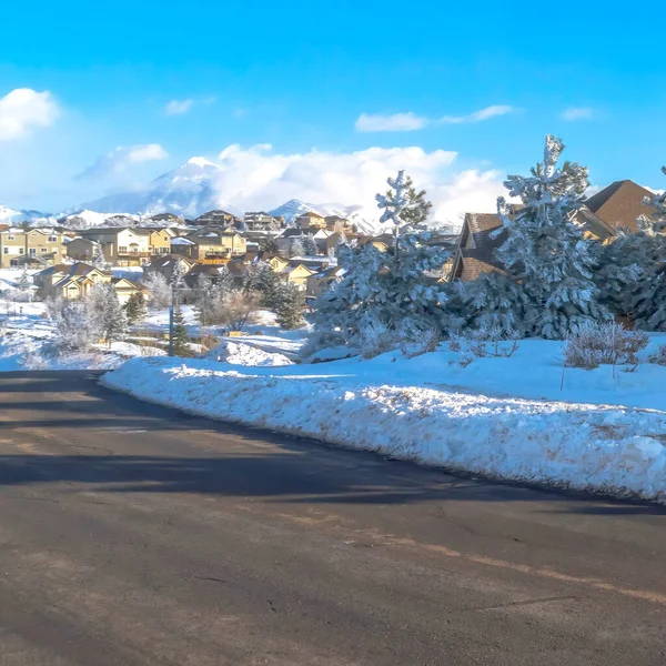 Square Scenic town in Wasatch Mountain with a road along houses on snowy terrain — Stock Photo, Image