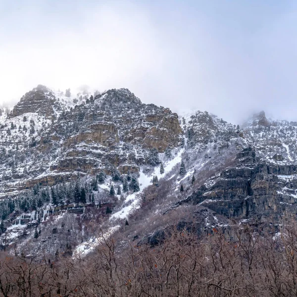 Vierkant Natuurlandschap van Provo Canyon met steile hellingen met bevroren water in de winter — Stockfoto