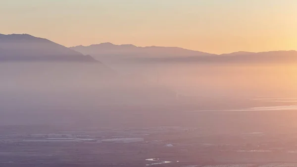 Panorama Ampla paisagem nebulosa do vale pela manhã — Fotografia de Stock