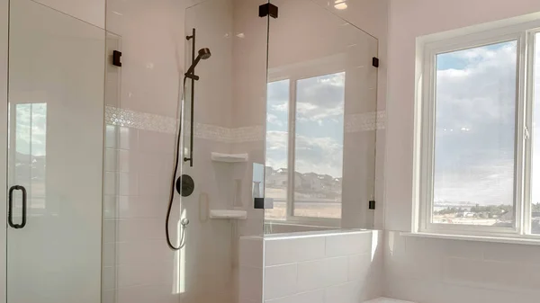 Panorama Eingebaute Badewanne mit schwarzem Wasserhahn und Duschkabine mit Halbglasabdeckung — Stockfoto