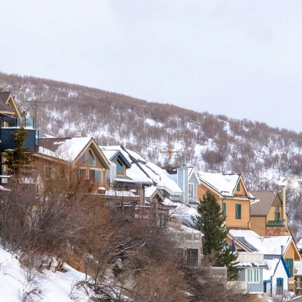 Square Casas residenciales en la ladera nevada de la montaña en el pintoresco Park City Utah en invierno — Foto de Stock