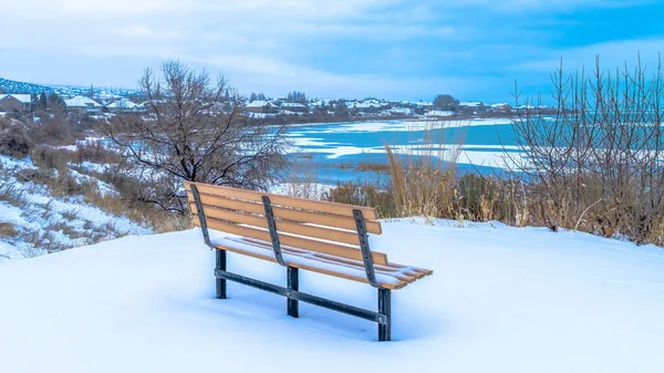 Panorama-Erntebank auf schneebedecktem Gelände mit gefrorenem Utah Lake und bewölktem Himmel im Winter — Stockfoto