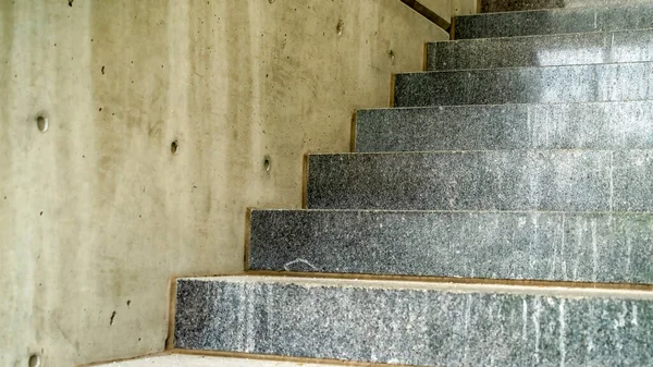 Panorama Close-up de pisos de concreto de uma escada dentro de um edifício comercial — Fotografia de Stock