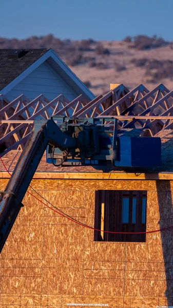 Châssis vertical Toitures installant un nouveau toit sur une maison urbaine — Photo