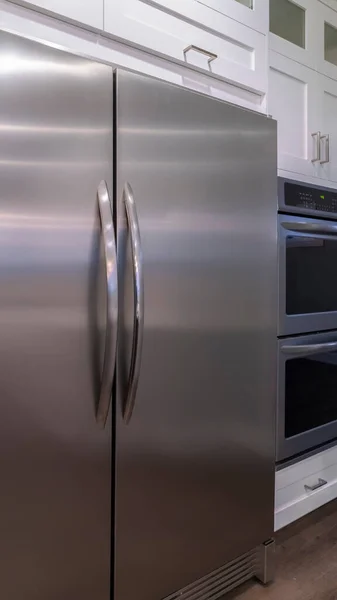 Σκελετός κατακόρυφος Διπλή πόρτα Αμερικάνικο ψυγείο σε κουζίνα — Φωτογραφία Αρχείου