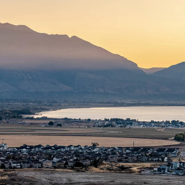 Marco cuadrado Luz dorada al amanecer sobre el lago Utah — Foto de Stock