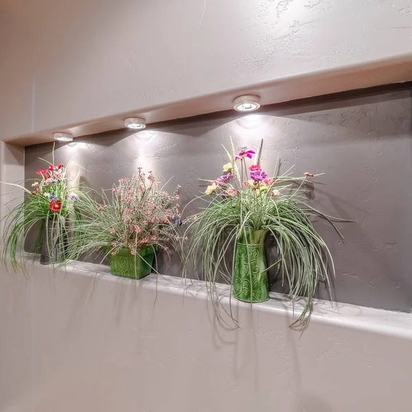 Quadratische Blumenarrangements in einem eingelassenen Nischen-Interieur — Stockfoto