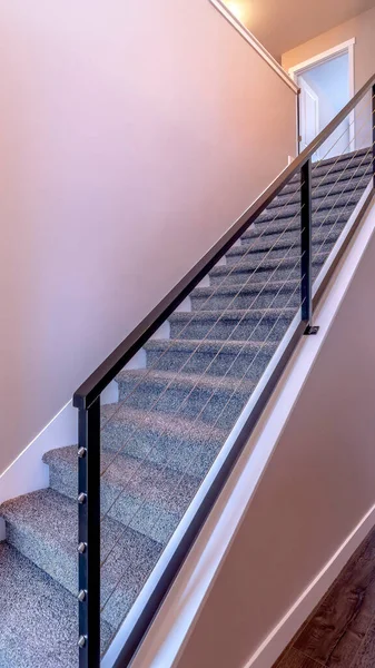 Escalier intérieur vertical contre plancher en bois brun et mur blanc uni de la maison — Photo