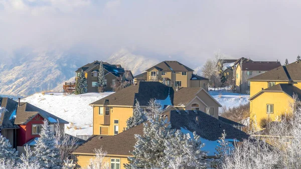 Πανόραμα καλλιεργειών Σπίτια στο χιόνι κάλυψε Wasatch Mountain ρύθμιση σε μια ηλιόλουστη μέρα του χειμώνα — Φωτογραφία Αρχείου