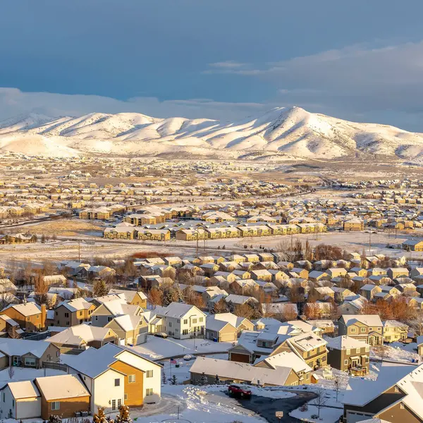 Plaza del atardecer en el pintoresco valle de Utah con casas y montañas cubiertas de nieve de invierno — Foto de Stock