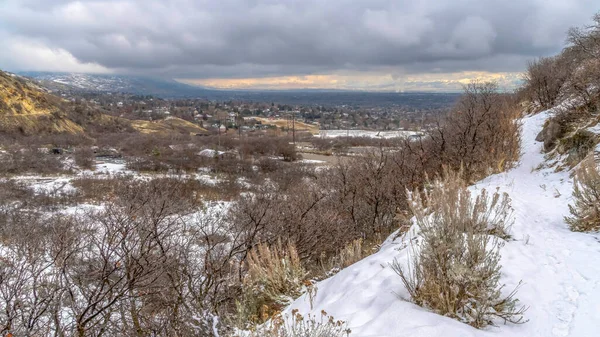 Panorama Snowy Provo Canyon montaña en invierno con vistas al valle y cielo nublado — Foto de Stock