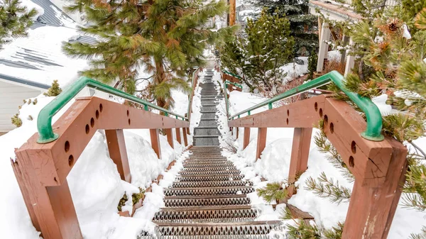 Panorama Escalera en la colina con vistas a los tejados casas y árboles con nieve fresca en invierno — Foto de Stock