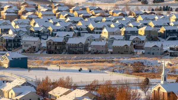 Panorama Casas e iglesia en el vecindario nevado del Valle de Utah en invierno — Foto de Stock