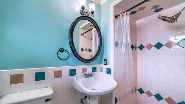 Panorama Vrijstaande wastafel toilet en douche met plastic gordijn in de badkamer — Stockfoto