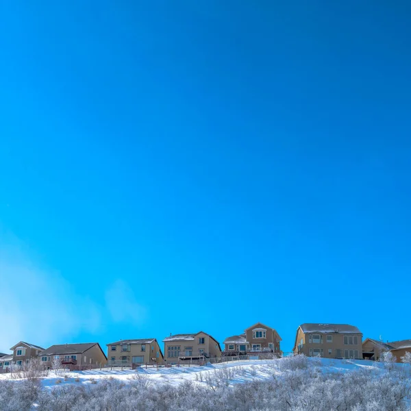 Quadro quadrado Fila de casas em um bairro no terreno nevado de Wastch Mountains — Fotografia de Stock