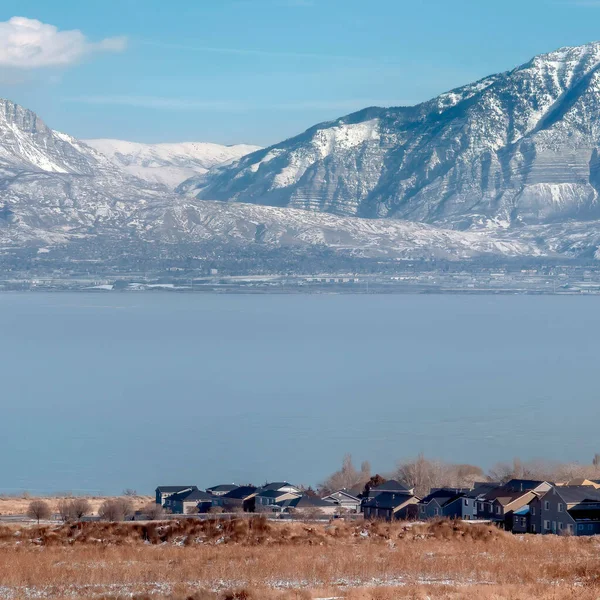 Cosecha cuadrada Pintorescas montañas Wasatch y Utah Lake bajo el cielo azul nublado en invierno —  Fotos de Stock