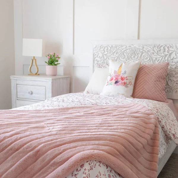 Marco cuadrado Interior del dormitorio con ropa de cama femenina floral y cabecero decorativo en la cama — Foto de Stock