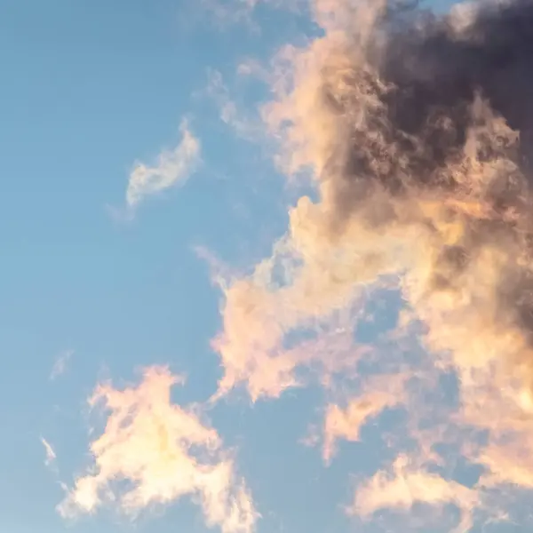 スクエアグレー嵐の雲日没の日の光 — ストック写真
