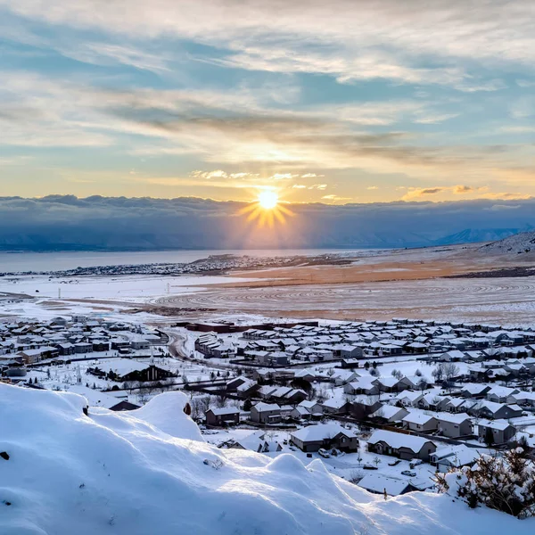Draper Utah 'ta güzel bir gün doğumu karlı tepeler göl ve kışın evler — Stok fotoğraf