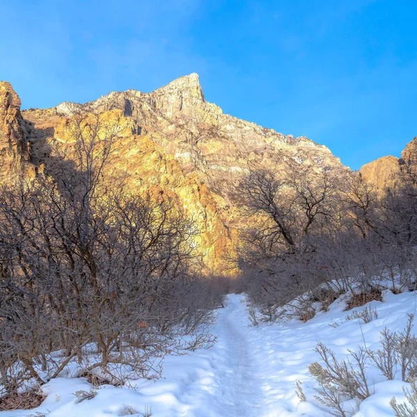 Square Trail en una montaña nevada con vistas a un empinado pico rocoso en Provo Canyon Utah — Foto de Stock