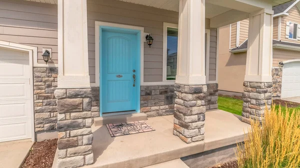 Panorama Stape and arched entrance at the porch of home with pastel blue front door — Stock Photo, Image