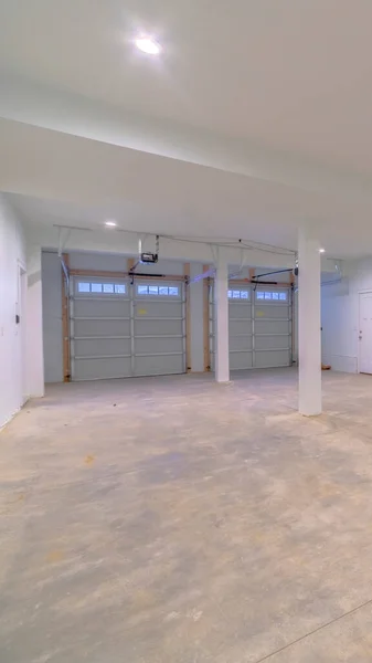 Pionowe Duży biały czysty pusty garaż dla samochodów — Zdjęcie stockowe
