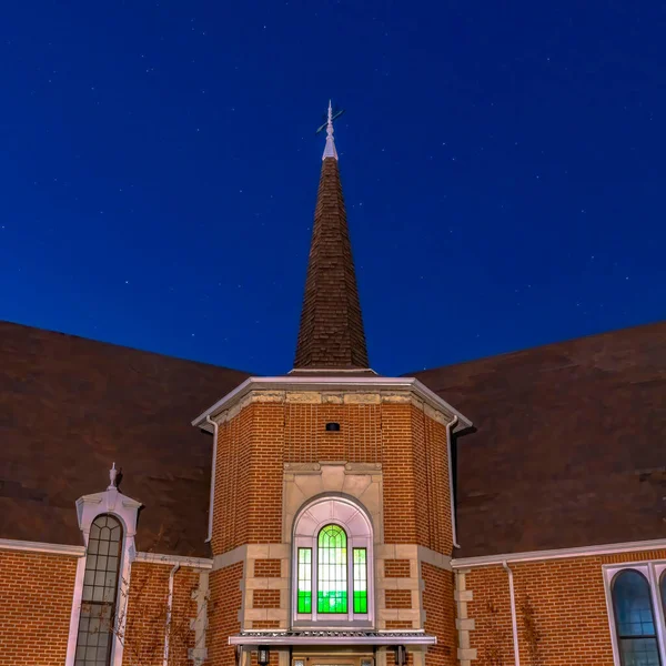 Cultivo cuadrado Provo Utah iglesia con vidrieras y aguja en la entrada — Foto de Stock