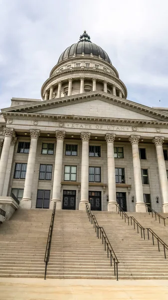 Vertical Utah State Capital building dome and stairs leading to the pedimented entrance — Stock Photo, Image