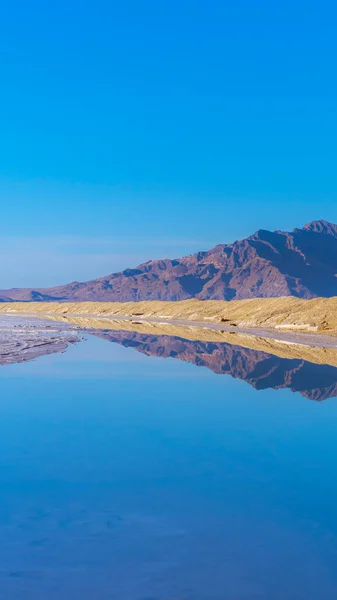 Telaio verticale Riflessione in acqua naturale a Bonnievale Salt Flats — Foto Stock