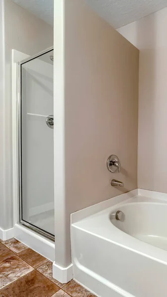 Pionowa rama Wanna i kabina prysznicowa ze szklanymi drzwiami wewnątrz łazienka z płytkami na podłodze — Zdjęcie stockowe