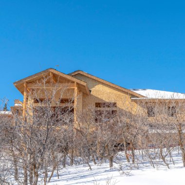 Park City 'de kışın Utah' ta yapım aşamasındaki evin kare dış cephesi.