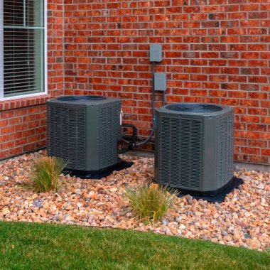 Kare çerçeve tuğla duvar iki kutulu bir binaya