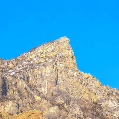 Güneşli bir günde Provo Canyon Utah 'taki bir dağın dik tepeleri ve kayalık yamaçları.