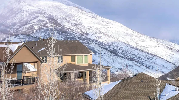 Panorama Hermosas casas de montaña y ladera cubierta de nieve de las montañas Wasatch en invierno — Foto de Stock