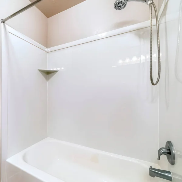 スクエアステンレス製のシャワーヘッドと蛇口を備えたバスルームのバスタブの閉まり — ストック写真