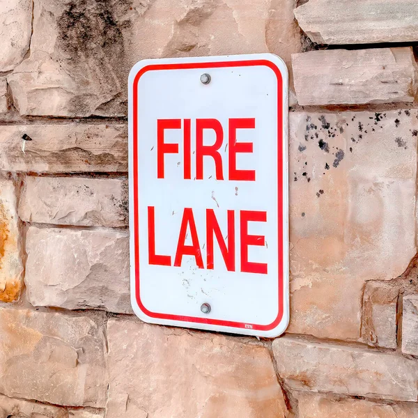 Square frame Fire Lane jel kő támfal közepette vastag friss hó egy dombon télen — Stock Fotó