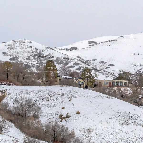 Cultures carrées Maisons de montagne à Salt Lake City paysage recouvert de neige en hiver — Photo