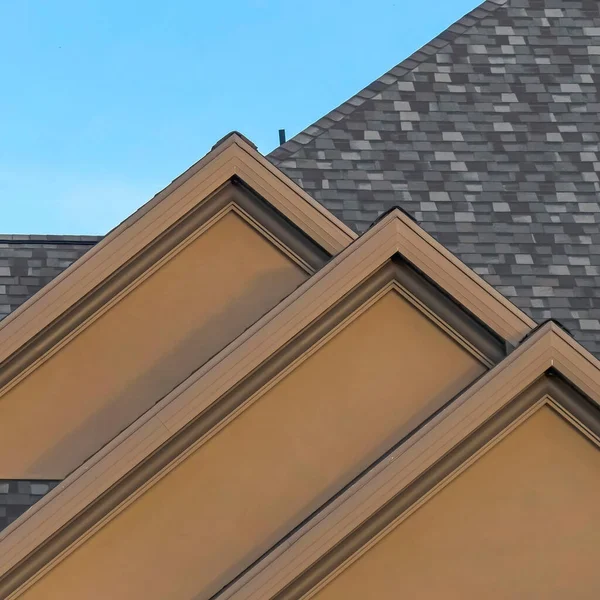 Čtverec Domácí exteriér s přední gable střechou a transom okna proti modré obloze — Stock fotografie