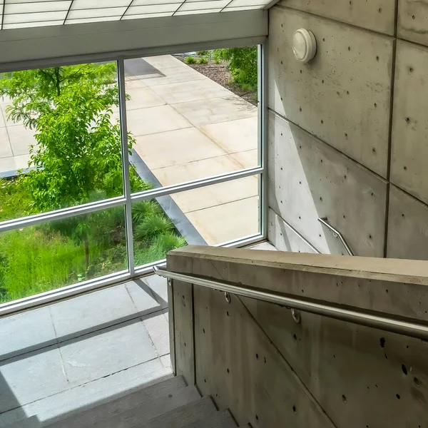 Interior do edifício comercial quadrado com telhado de vidro fosco inclinado sobre escada — Fotografia de Stock