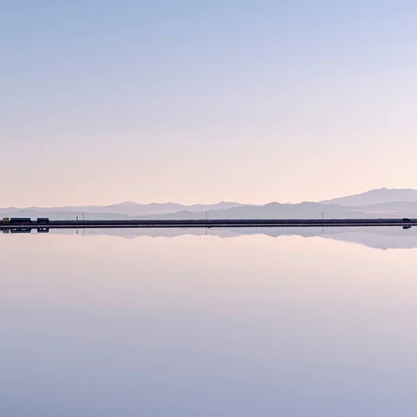 Čtvercový rám Klidná slaná voda v Bonneville odrážející čistou oblohu — Stock fotografie