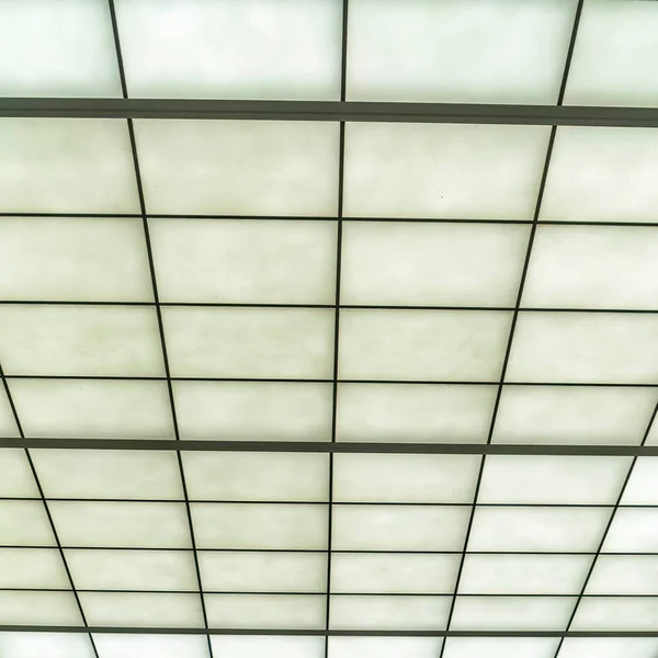 Kwadrat Wnętrze budynku komercyjnego ze skośnym dachem z tafli szkła lukrowego — Zdjęcie stockowe
