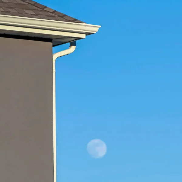 Vierkant frame Close-up van het huis buitenkant met wazige maan en blauwe hemel op de achtergrond — Stockfoto