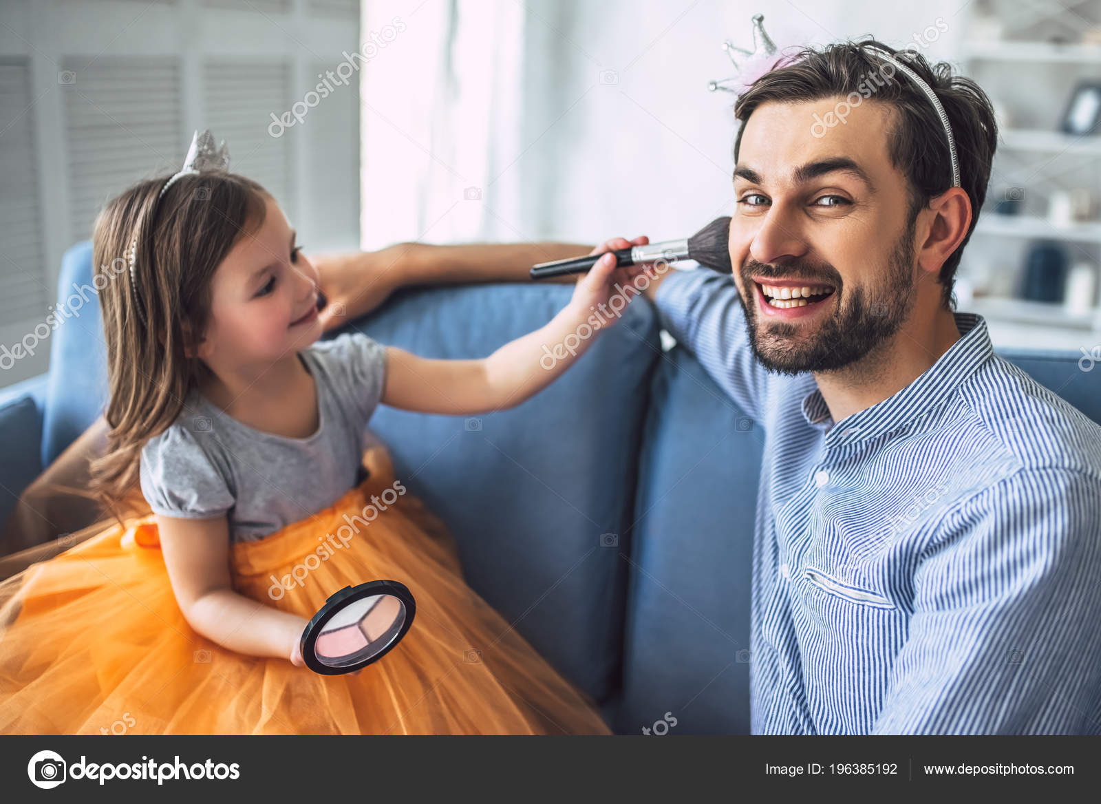 Foto Feliz Dia das Bruxas! Jovem atraente com sua pequena filha