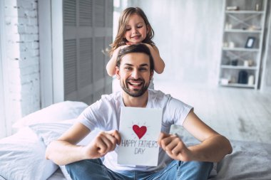 Seni seviyorum, baba! Yakışıklı genç adam evde küçük sevimli kızı. Mutlu babalar günü!
